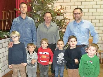 Mit den Bambini hat der FC Ludwigschorgast jetzt 51 Nachwuchsfußballer. Mit im Bild (hintere Reihe, von links) die Übungsleiter Andreas Graß, Reinhard Biedermann und Jörg Richter Foto: Tobias Braunersreuther