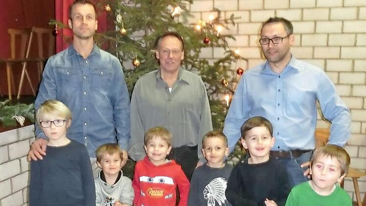 Mit den Bambini hat der FC Ludwigschorgast jetzt 51 Nachwuchsfußballer. Mit im Bild (hintere Reihe, von links) die Übungsleiter Andreas Graß, Reinhard Biedermann und Jörg Richter Foto: Tobias Braunersreuther