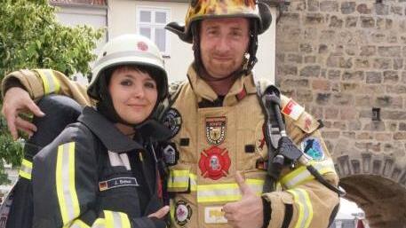 Ihre Fitness unter Beweis stellten einige Feuerwehrleute, die in voller Montur liefen, darunter auch Jasmin Bohun und Christian Kanis.