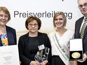 Ministerialdirektorin Katharina Böttcher (l.) überreicht gemeinsam mit DLG-Vizepräsident Diedrich Harms (r.) Urkunde und Medaille an Monika Mähringer. Es gratuliert die Destillat-Königin Vera Bullinger.  Foto: DLG