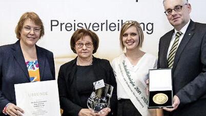 Ministerialdirektorin Katharina Böttcher (l.) überreicht gemeinsam mit DLG-Vizepräsident Diedrich Harms (r.) Urkunde und Medaille an Monika Mähringer. Es gratuliert die Destillat-Königin Vera Bullinger.  Foto: DLG
