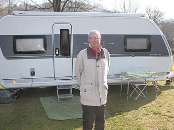 Walter Osterhues (80) ist mit seiner Ehefrau Heidi (79) exakt 535 Kilometer von zu Hause entfernt. Auf einen Sitz traut sich das Ehepaar nicht nach Dorsten zur&uuml;ckzufahren, deshalb bleiben die beiden Senioren jetzt in Stadtsteinach und weiten ihren Campingurlaub aus.Sonny Adam