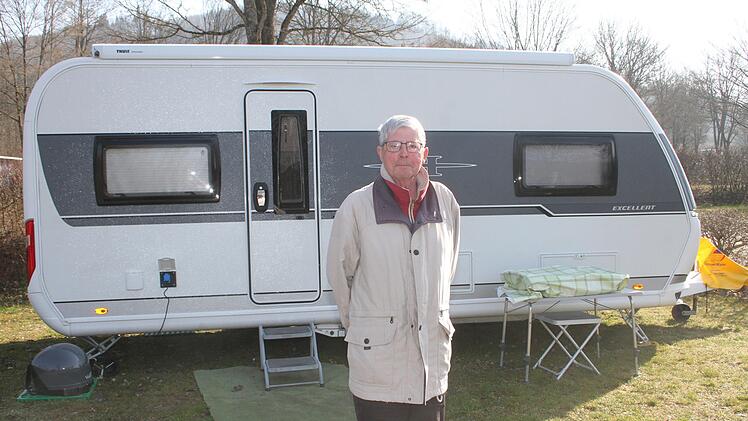 Walter Osterhues (80) ist mit seiner Ehefrau Heidi (79) exakt 535 Kilometer von zu Hause entfernt. Auf einen Sitz traut sich das Ehepaar nicht nach Dorsten zur&uuml;ckzufahren, deshalb bleiben die beiden Senioren jetzt in Stadtsteinach und weiten ihren Campingurlaub aus.Sonny Adam