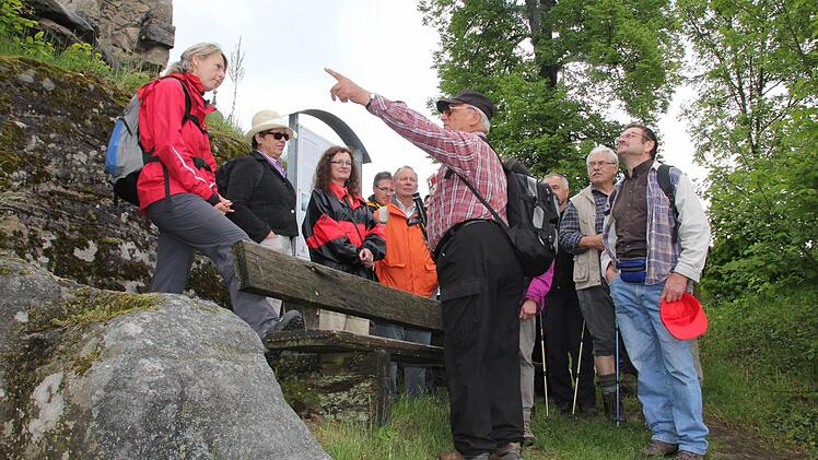 In der Ruine Lichtenstein ging Willibald Laubender auf so manche Legende ein, so zum Tränenfelsen.