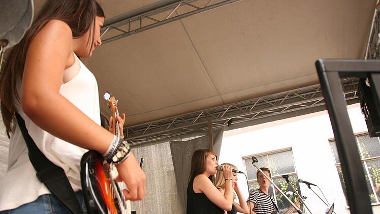 Von Beginn an gute Stimmung und Live-Musik in der Stadt: "Dusted", eine Nachwuchs-Band, in der Bachgasse.