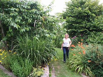 In Terrassen angelegt wächst und blüht es im Garten von Kerstin (Bild) und Thomas Fuhrmann in Steppach. Fotos: Evi Seeger