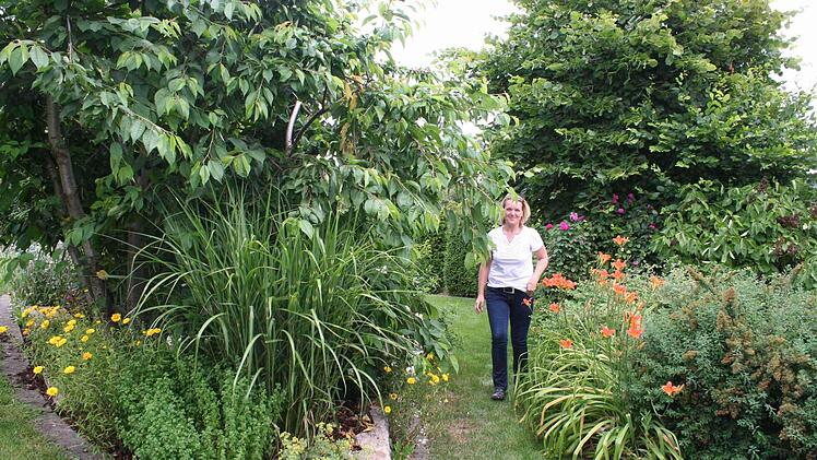 In Terrassen angelegt wächst und blüht es im Garten von Kerstin (Bild) und Thomas Fuhrmann in Steppach. Fotos: Evi Seeger