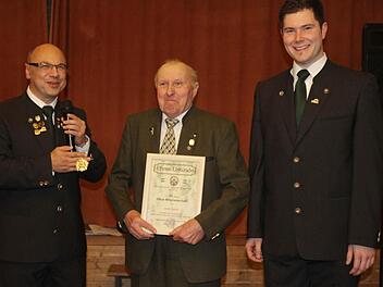 Josef Amon ist seit 60 Jahren im Schützenverein "Eintracht" Eggolsheim. Geehrt wurde er von Vorsitzendem Jürgen Schwarzmann (links) und Zweitem Schützenmeister Thomas Kohlmann.  Foto: erl