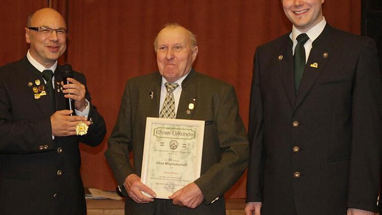 Josef Amon ist seit 60 Jahren im Schützenverein "Eintracht" Eggolsheim. Geehrt wurde er von Vorsitzendem Jürgen Schwarzmann (links) und Zweitem Schützenmeister Thomas Kohlmann.  Foto: erl