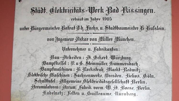 Bereits 1905 entstand in Bad Kissingen ein Elektrizitätswerk. Diese kunstvolle Tafel weist auf die Anfänge hin. Foto: Ralf Ruppert