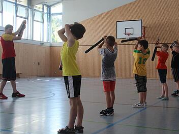 Die Schüler der Grundschule Höchstadt-Süd hatten bei der Sportprojektwoche auch den Schwertkampf zur Auswahl. Teilnehmer waren - wenig überraschend - ausschließlich Jungen. Foto: Daniel Ruppert