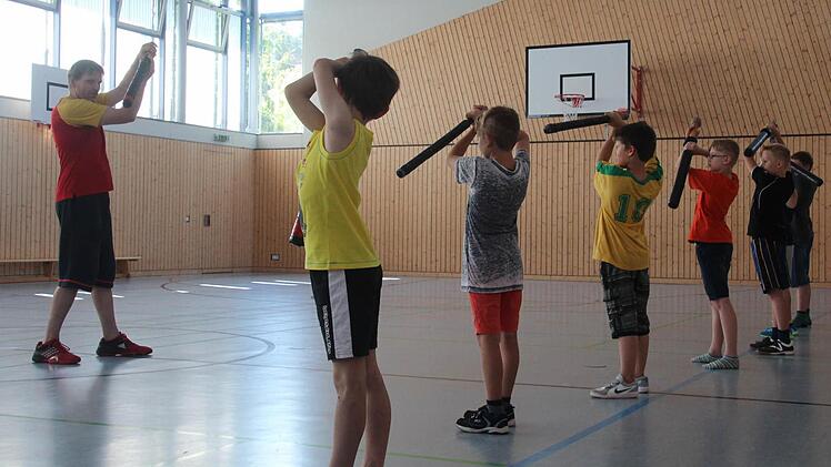Die Schüler der Grundschule Höchstadt-Süd hatten bei der Sportprojektwoche auch den Schwertkampf zur Auswahl. Teilnehmer waren - wenig überraschend - ausschließlich Jungen. Foto: Daniel Ruppert