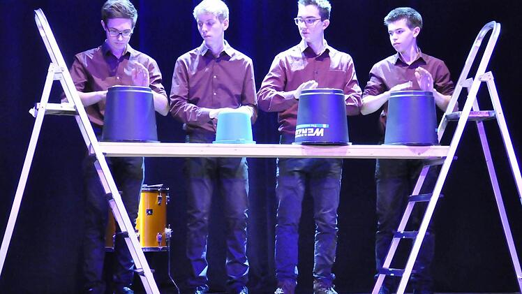 Auch Plastikeimer werden zu Musikinstrumenten.  Foto: Peter Klopf