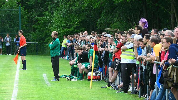 700 Zuschauer bildeten in Ludwigschorgast eine tolle Kulisse f&uuml;r das Relegationsspiel. Foto: Monika Limmer
