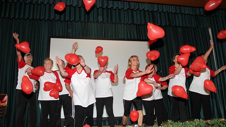Rote Luftballonherzen als Symbol für die Herzsportgruppe. Foto: Gerda Völk