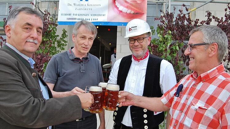 Einen kräftigen Schluck zum Richtfest nahmen (von links) Bauherr Robert Wahler, Architekt Jörg Gehles (Haßfurt), Klaus Hayer (Geschäftsführer der Baufirma Bindrum & Sohn, Hammelburg) und Architekt Jürgen Bornkessel (Hammelburg). Foto: Sigismund von Dobschütz