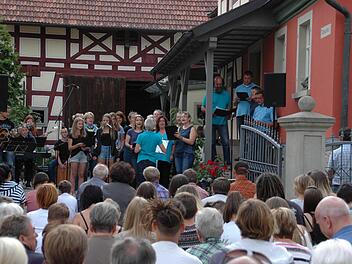 Im Hof der Familie Gleißner hatte der Wendelinuschor seinen Auftritt.  Foto: Daniel Wiener