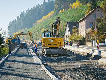Noch wird das Straßenstück von der Avia-Tankstelle bis hin zum Kreisel asphaltiert. Spätestens am 25. November sollen die Arbeiten aber abgeschlossen sein.  Foto: Marian Hamacher