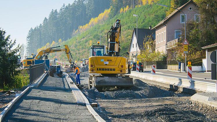 Noch wird das Straßenstück von der Avia-Tankstelle bis hin zum Kreisel asphaltiert. Spätestens am 25. November sollen die Arbeiten aber abgeschlossen sein.  Foto: Marian Hamacher