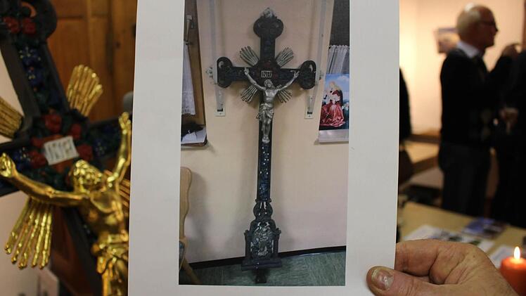 Das Sterpersdorfer Friedhofskreuz vor der Renovierung  Foto: Evi Seeger