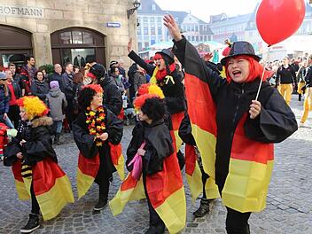 Farbenfroh und stimmungsvoll: Coburgs Gaudiwurm schl&auml;ngelt sich heute durch die Innenstadt. Beginn ist um 14 Uhr.Foto: Archiv/Barbara Herbst