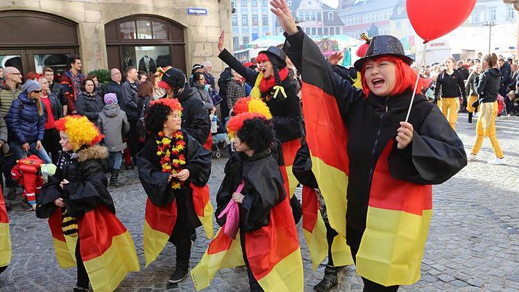 Farbenfroh und stimmungsvoll: Coburgs Gaudiwurm schl&auml;ngelt sich heute durch die Innenstadt. Beginn ist um 14 Uhr.Foto: Archiv/Barbara Herbst