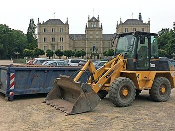 Nein, hier wird noch keine Schlossplatz-Tiefgarage gebaut. Aber sie ist wieder in der Diskussion - wie das Parkplatzkonzept insgesamt. Foto: O.Schmidt