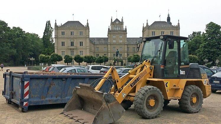 Nein, hier wird noch keine Schlossplatz-Tiefgarage gebaut. Aber sie ist wieder in der Diskussion - wie das Parkplatzkonzept insgesamt. Foto: O.Schmidt