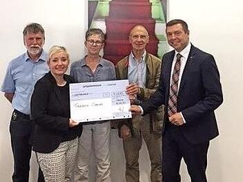 Spenden&uuml;bergabe (von links): Stiftungsvorstand Ulrich Baudler, Filialleiterin HypoVereinsbank Coburg Cornelia Wenzel, Vorsitzende Tier- und Naturschutzverein Siegrid Ott-Beterke, Stiftungsvorstand Gerhard Sp&auml;th und Stiftungsvorsitzender Sven Hoyer  Foto: privat