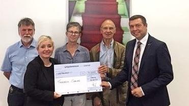 Spenden&uuml;bergabe (von links): Stiftungsvorstand Ulrich Baudler, Filialleiterin HypoVereinsbank Coburg Cornelia Wenzel, Vorsitzende Tier- und Naturschutzverein Siegrid Ott-Beterke, Stiftungsvorstand Gerhard Sp&auml;th und Stiftungsvorsitzender Sven Hoyer  Foto: privat