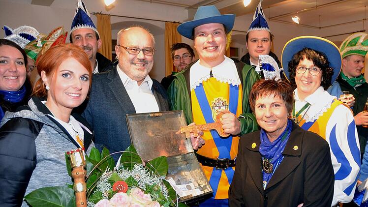 Für die nächsten 95 Tage übernimmt der Faschingsclub Ebenhausen die Regentschaft im Narrenschloss, Bürgermeister Franz Kuhn übergab Gemeindekasse und Schlüssel. Auf unserem Foto v.li.: Prinzessin Vanessa I., Bürgermeister Franz Kuhn, Prinz Andreas III., Sitzungspräsidentin Sylvia Reith und Vereinsvorsitzende Jutta Markert. Peter Rauch