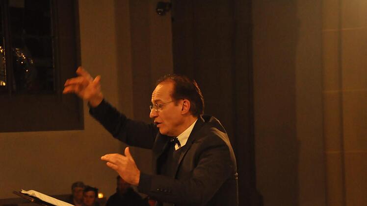 Burkhard Ascherl ist nicht nur ein begnadeter Organist, sondern ein herausragender Chorleiter, der es versteht, mit seinen Sänger bezaubernde Klangwelten zu erschaffen. Foto: Peter Klopf