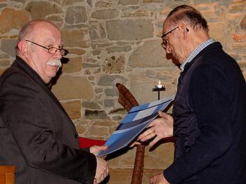 Kreishandwerksmeister Hans-Georg Häfner (links) übergibt den  "Goldenen Meisterbrief" an Martin Fertsch.