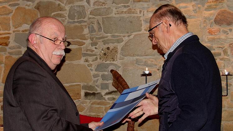 Kreishandwerksmeister Hans-Georg Häfner (links) übergibt den  "Goldenen Meisterbrief" an Martin Fertsch.