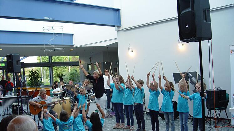 Die WIM-Klasse Motten mit Petra Schmitt-Sperber und   Klassenlehrerin Theresia Sommer (Gitarre). Foto: Brigitta Kempe-Wolf
