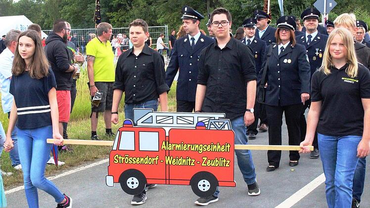 Die Alarmierungseinheit Str&ouml;ssendorf-Weidnitz-Zeublitz mit einer &uuml;berdimensionalen Tafel