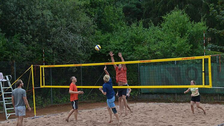 Mit einem Turnier am Samstag wurde der Beachvolleyballplatz eingeweiht.  Foto: Gabi Bertram