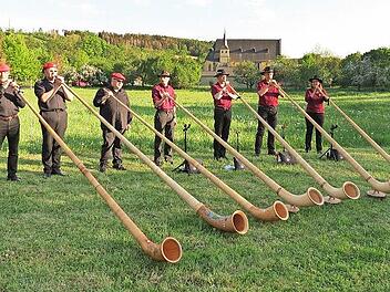 Unser Bild zeigt (von links) die "Alphornfreunde Sommerberg" mit Tilman Faber, Martin Heid, Alexander Kneuer und die "Freigerichter Alphornisten" mit Joachim Trageser, Manfred Noll, Bernhard Börner, und Dagmar Ackermann-Hackenberg.
