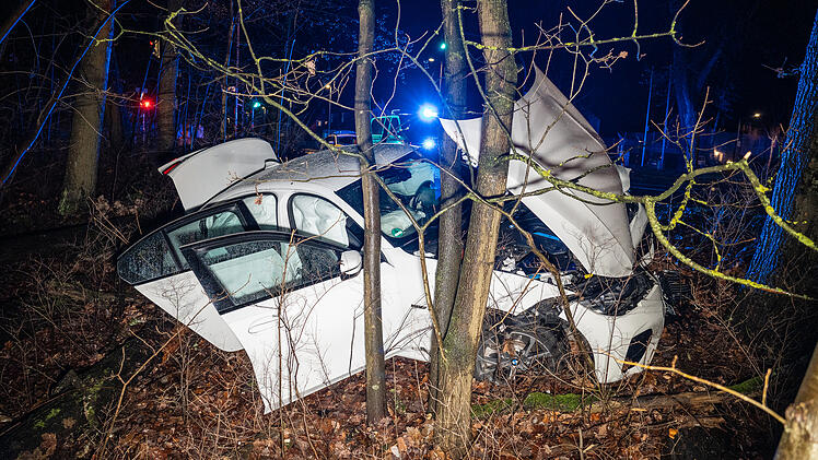 BMW kommt von regennasser Fahrbahn ab und kracht gegen Baum: Drei Personen leicht, eine Person lebensgefährlich verletzt
