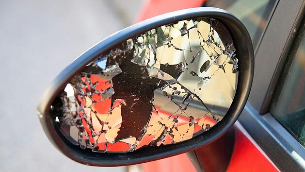 Unbekannter besch&auml;digt 25 Autos - Polizei sucht Zeugen