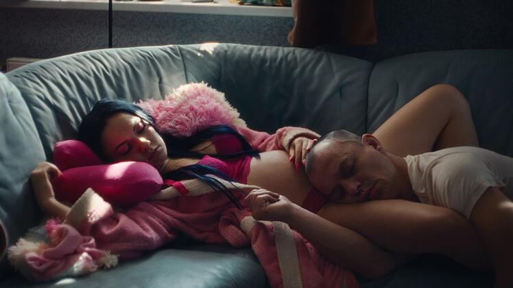 Jenny (Emma Nova) ist ungeplant von Freund Bolle (Paul Wollin) schwanger geworden.