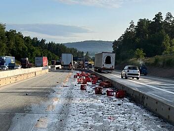 Bierkisten landen bei Lkw-Unfall auf A9 im Kreis Bayreuth