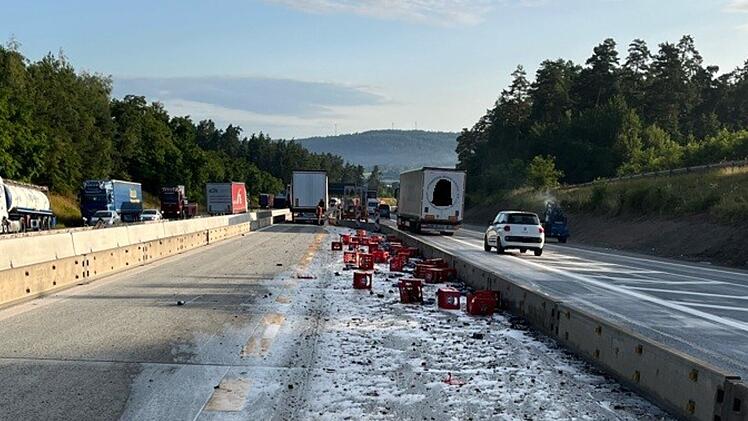 Bierkisten landen bei Lkw-Unfall auf A9 im Kreis Bayreuth