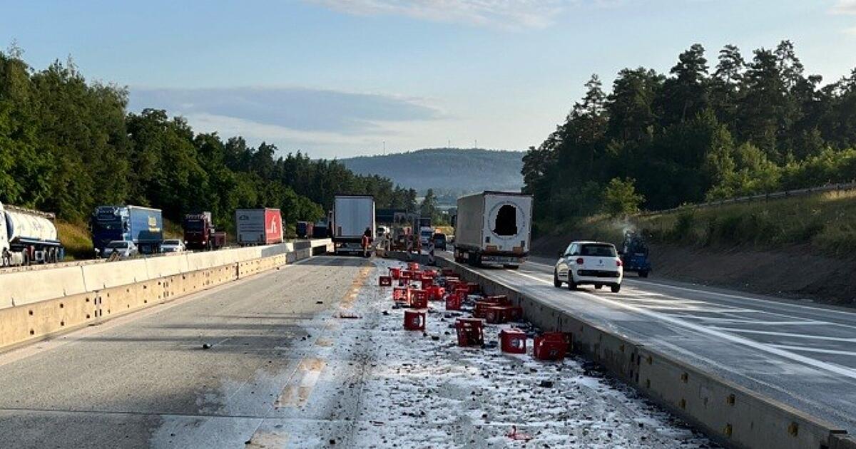 A9 bei Bad Berneck: Bierkisten bei Unfall verloren - Stau auf Autobahn