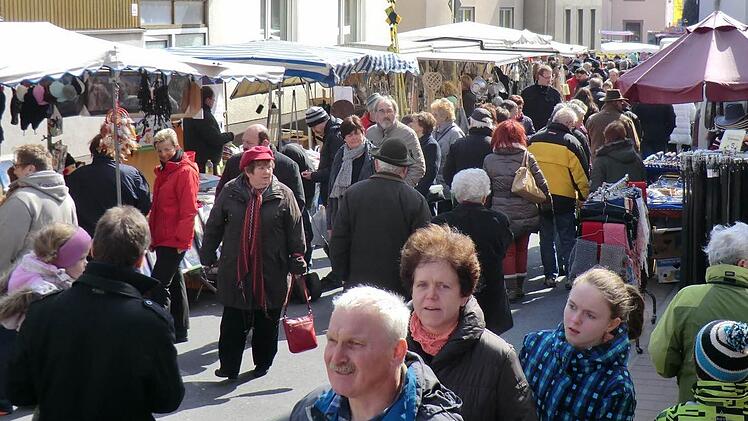Bei Sonnenschein drängten sich viele Besucher zwischen den Ständen durch. Foto: Günther Straub