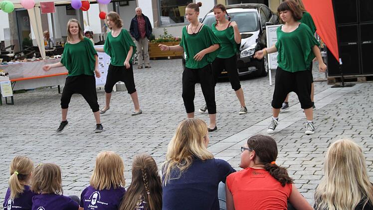 Die Kinder- und Jugendtanzgruppe des 1. FC Trieb.