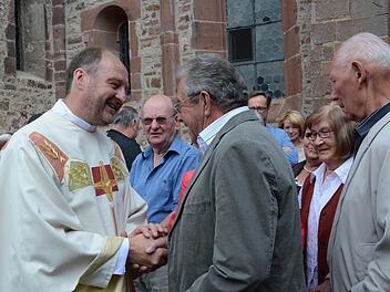 Herzliche Begegnungen mit Gläubigen im Kirchhof nach dem Gottesdienst.  Foto: Elisabeth Assmann