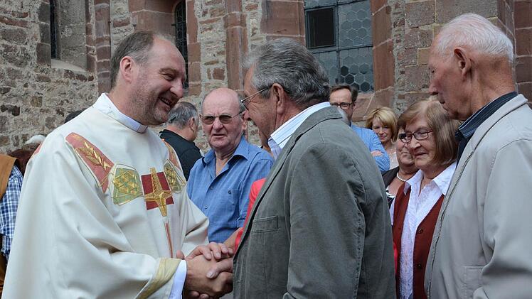 Herzliche Begegnungen mit Gläubigen im Kirchhof nach dem Gottesdienst.  Foto: Elisabeth Assmann