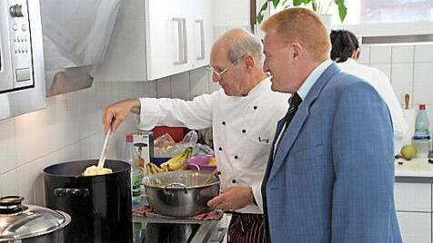 Der Bürgermeister als Topfgucker: Rainer Vogel präsentiert Bürgermeister Matthias Klement die frischen Mehlspatzen.