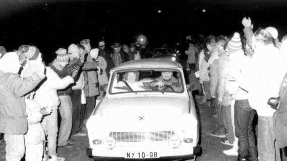 Die Trabis fuhren am 18. November 1989 um 6 Uhr durch ein Spalier von jubelnden Menschen. Foto: Friedwald Schedel